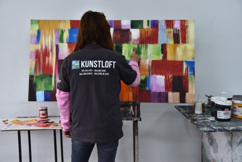 Künstlerin beim abstrakten Malen