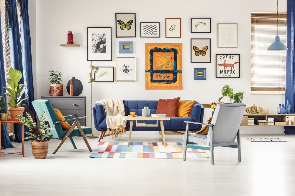 gemischte Bilder und Rahmen im Wohnzimmer