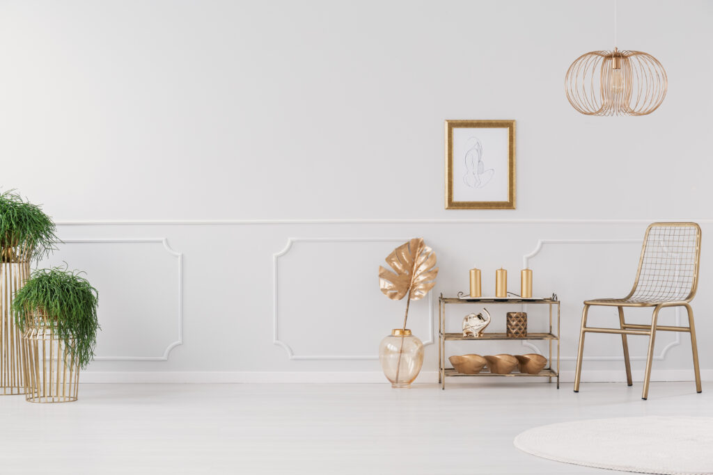 Goldene Skulpturen mit anderen goldfarbenen Accessoires