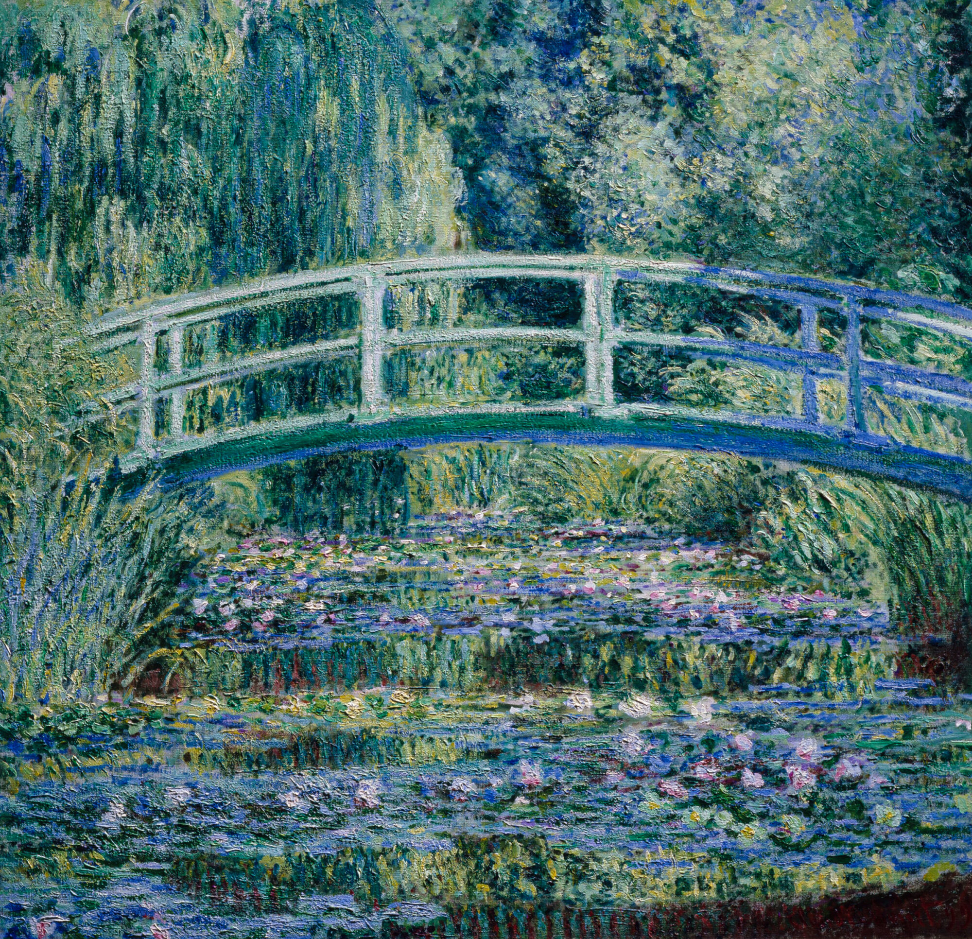 Brücke über einen Teich mit Seerosen