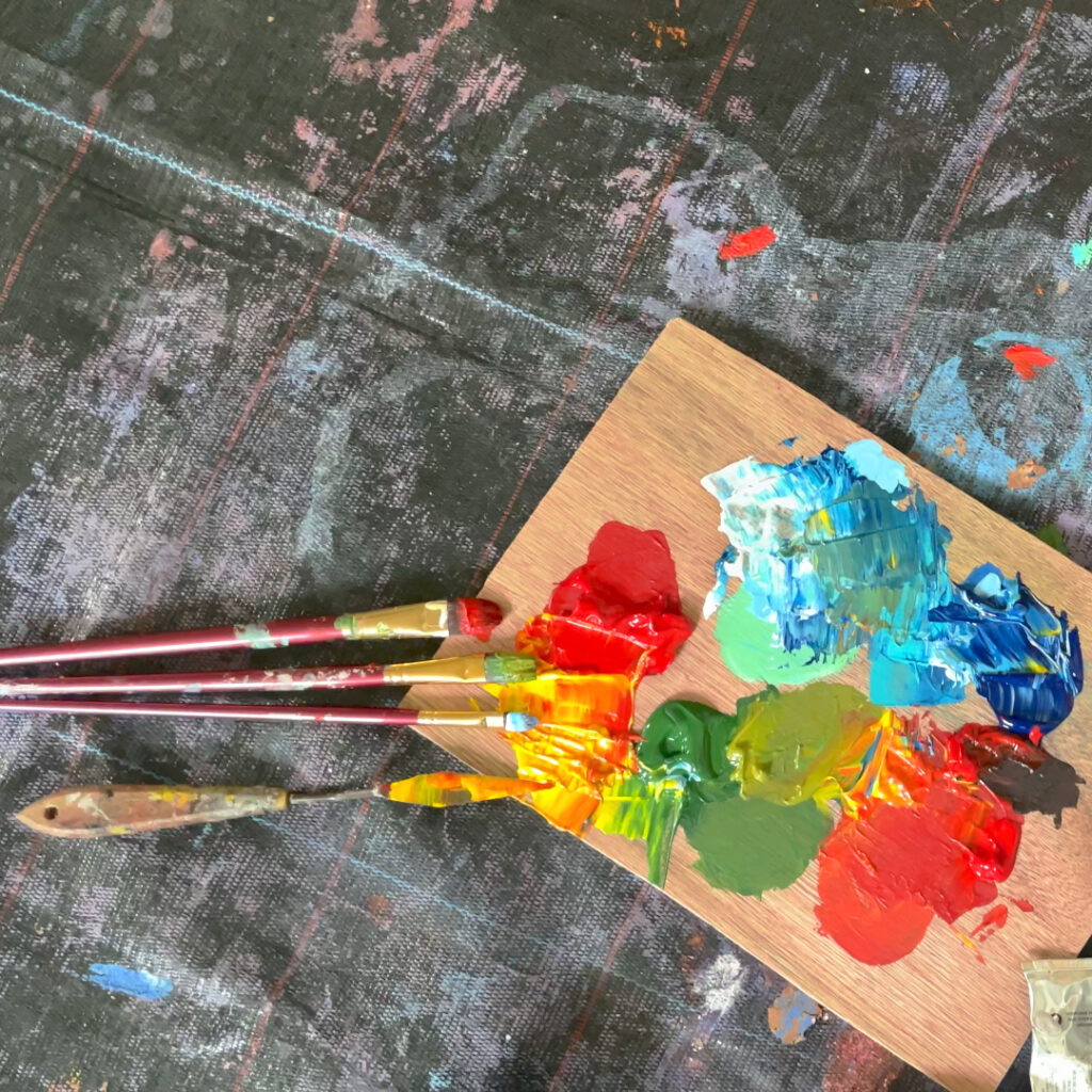 verschiedene Farben mit Pinsel