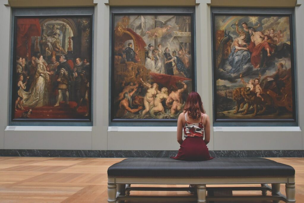 Frau betrachtet das riesige Kunstwerk
