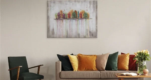 Eine Wohnzimmereinrichtung mit einem Herbstgemälde und bunten Kissen