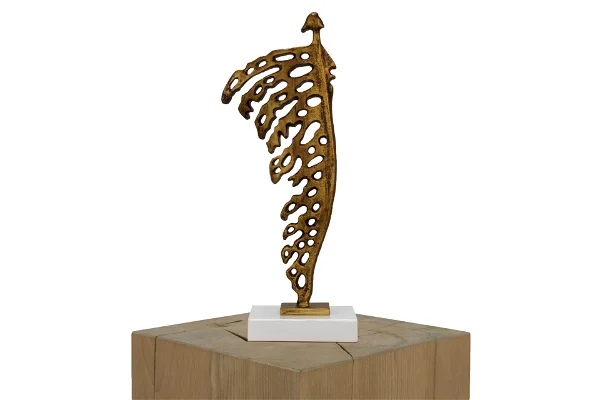 Eine Steinskulptur aus Herbstvogelfedern