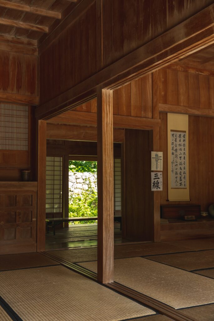 Ein traditionelles japanisches Haus aus Holzwerkstoffen