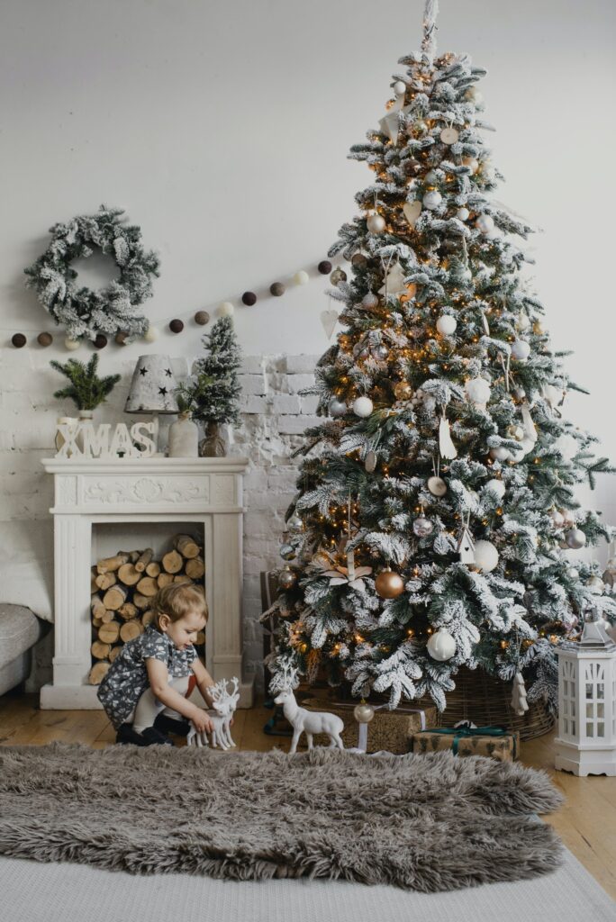 Ein Winterwunderland-Weihnachtsbaumthema mit weißen Schneeeffekten