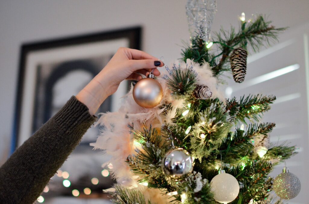 Ein Bild von einem Weihnachtsbaum mit goldenen Weihnachtskugeln