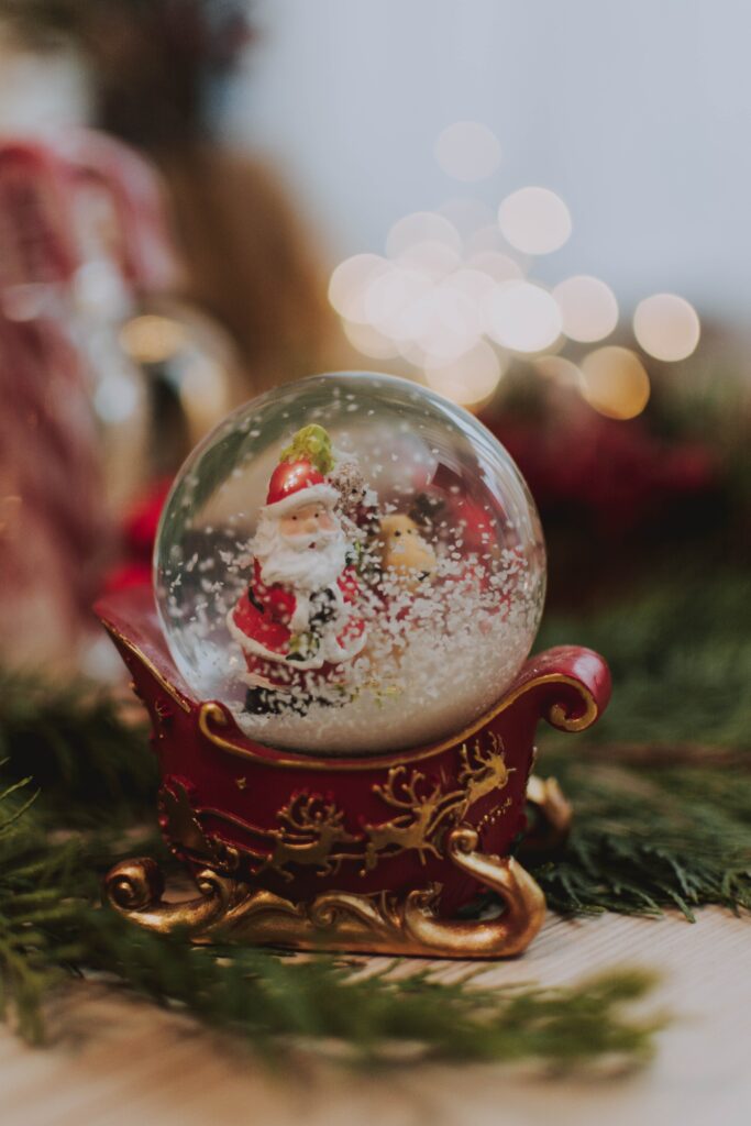 ein Bild einer Weihnachtsschneekugel
