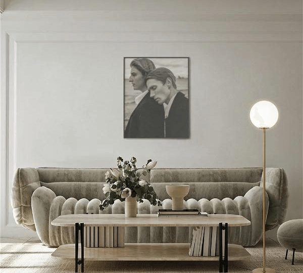 Ein Wohnzimmer mit modernen Stehlampen, stilvollem Sofa und einem Gemälde im Hintergrund