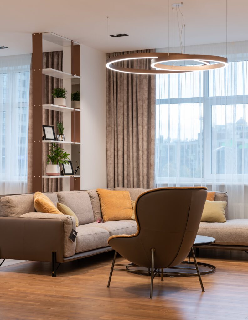 Ein großes Fenster im Wohnzimmer, das direktes Sonnenlicht reflektiert