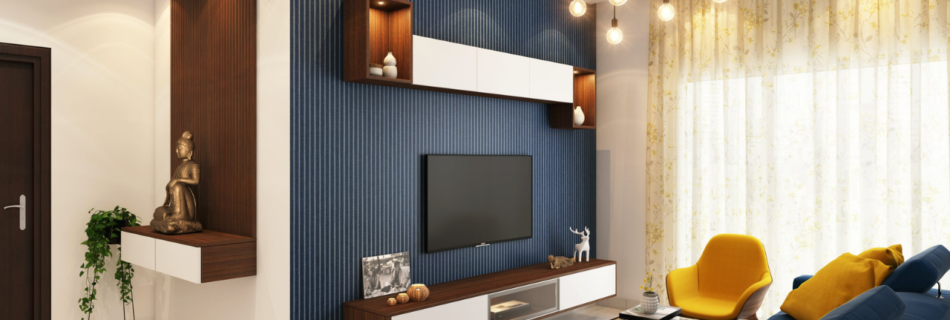 Modernes Wohnzimmer mit einer Hängeleuchte und einer Deckenbeleuchtung. Ein stilvolles blaues Sofa und ein gelber Sessel