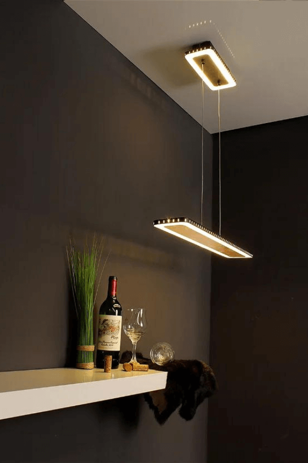 eine moderne Pendelleuchte 'SOLARIS 4' mit Goldakzent