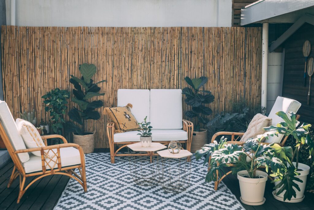 Ein von der Natur inspiriertes Haus mit Holzakzenten und Zimmerpflanzen