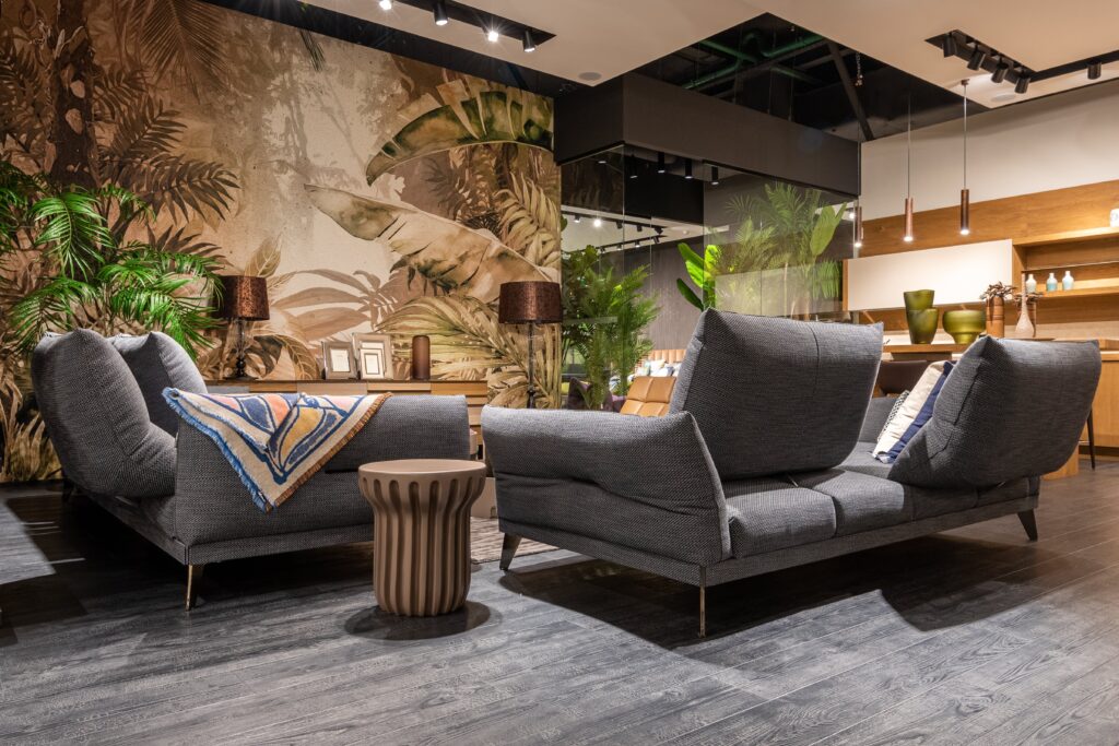 Von der Natur inspiriertes Wohnzimmer mit Wandmalereien und Zimmerpflanzen