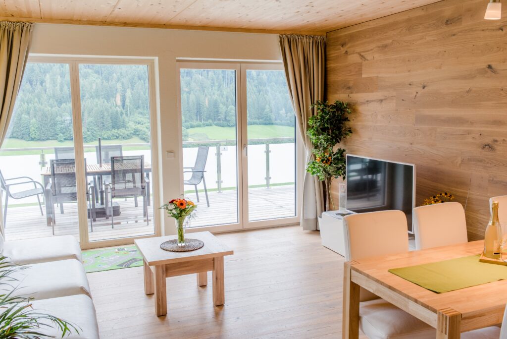ein Wohnzimmer mit direkter Sonneneinstrahlung