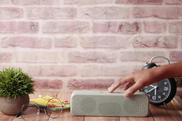 Graue Bluetooth-Lautsprecher (3)