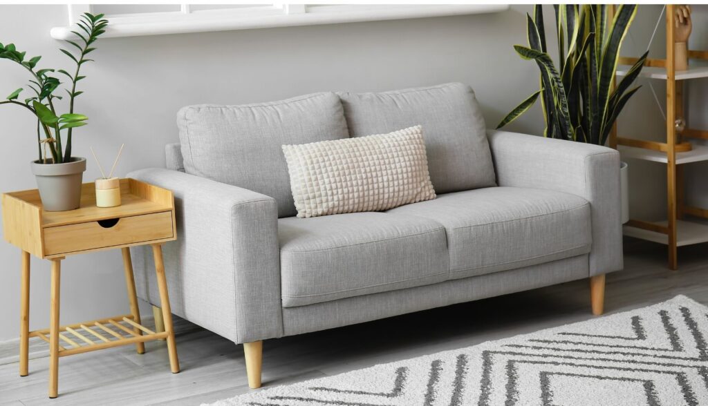 Ein Beistelltisch aus Holz mit einer Schublade darunter (1)