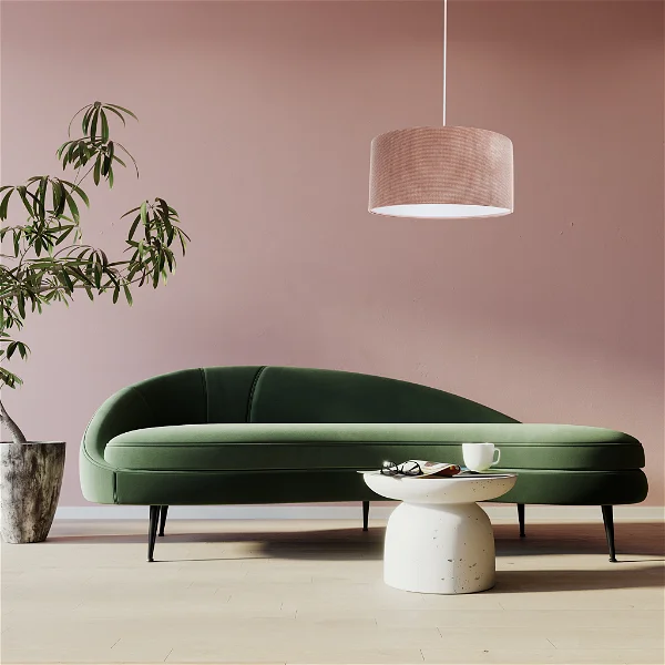 Pendelleuchte 'Glamour Cozy Dreamy 1' mit grünem Sofa und hellrosa Hintergrund