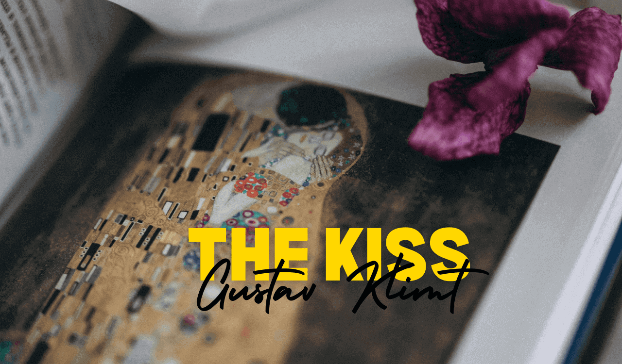 Der Kuss“ erschien in einem aufgeschlagenen Kunstbuch mit goldenen Mustern und floralen Motiven, einer violetten Blume auf der Seite und der Überschrift ‚GUSTAV KLIMT Der Kuss‘. Der Kuss“ erschien in einem aufgeschlagenen Kunstbuch mit goldenen Mustern und floralen Motiven, einer violetten Blume auf der Seite und der Überschrift ‚GUSTAV KLIMT Der Kuss‘.