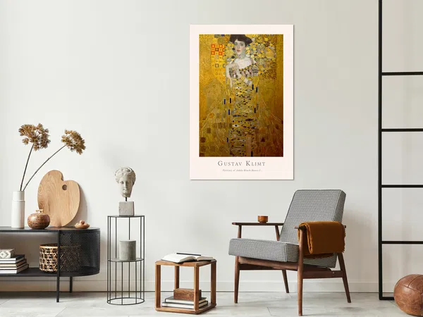 Modernes Wohnzimmer mit einem Gustav-Klimt-Kunstdruck des „Porträts von Adele Bloch-Bauer“ an der Wand, umgeben von stilvollem Dekor und Möbeln.