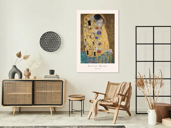 Zeitgenössische Inneneinrichtung mit dem Kunstdruck „Der Kuss“ von Gustav Klimt an der Wand, ergänzt durch elegante Möbel und dekorative Elemente.