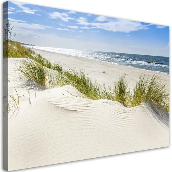 Ruhige Strandlandschaft mit sanft geschwungenen Sanddünen, Strandhafer und dem Meer unter einem klaren blauen Himmel.