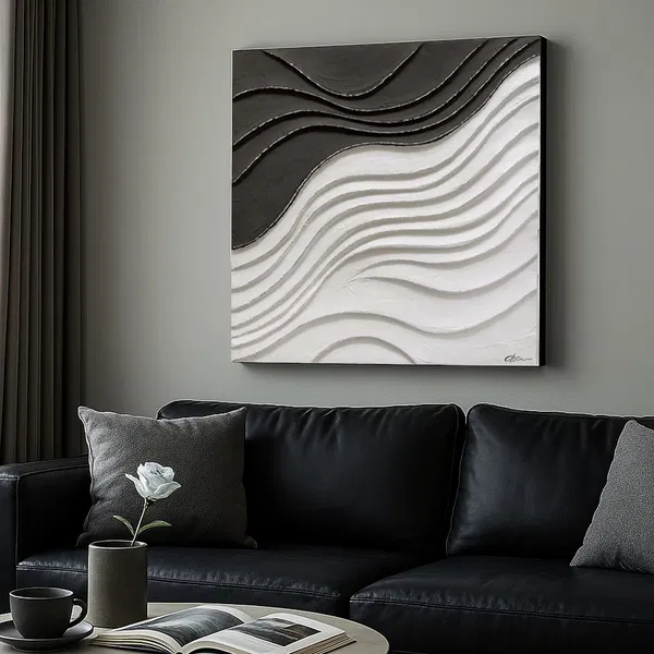 Ein strukturiertes, minimalistisches Gemälde in Schwarz-Weiß, das in einem Wohnzimmer mit einer Ledercouch und einem Couchtisch ausgestellt ist.