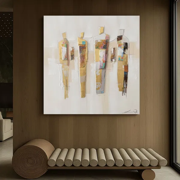 Ein Kunstwerk mit abstraktem Design wird in einem minimalistischen Wohnzimmer mit braunem Farbmotiv ausgestellt.