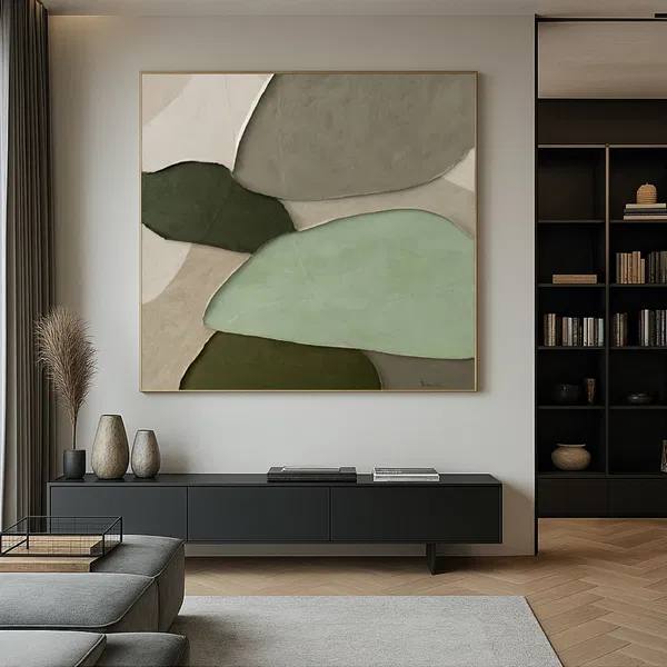 Abstrakte Wandkunst in erdigen Grün- und Beigetönen, die über einer eleganten schwarzen Konsole in einem modernen, neutral gehaltenen Wohnzimmer hängt.