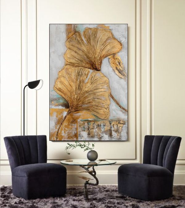 Minimalistisches Wohnzimmer mit schwarzem Sessel und Wandkunst mit goldenen Blättern