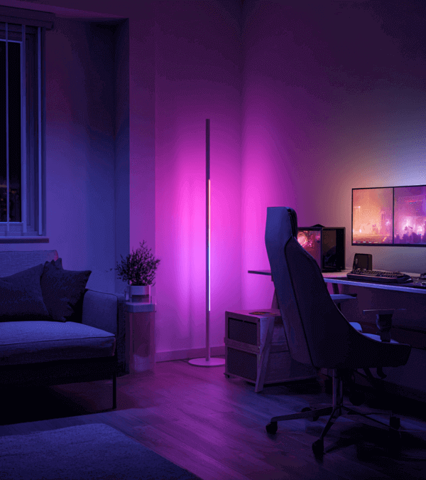 Gaming- oder Arbeitszimmer mit LED-Stimmungslicht in Violett