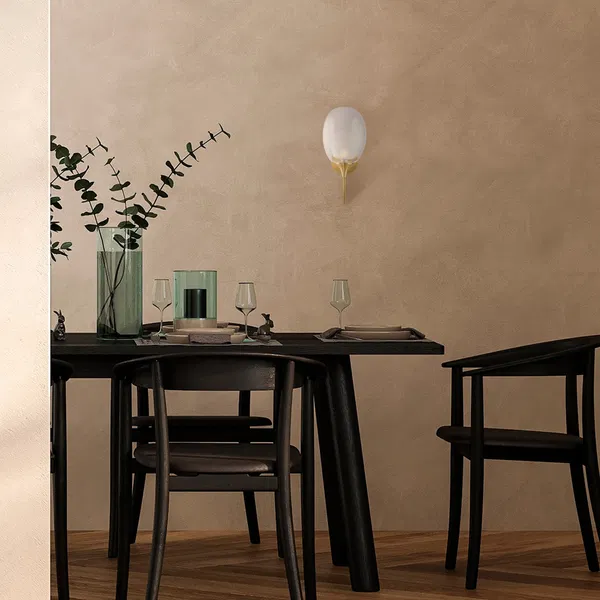 Essbereich mit schwarzem Tisch und Wandlampe in modernem Stil