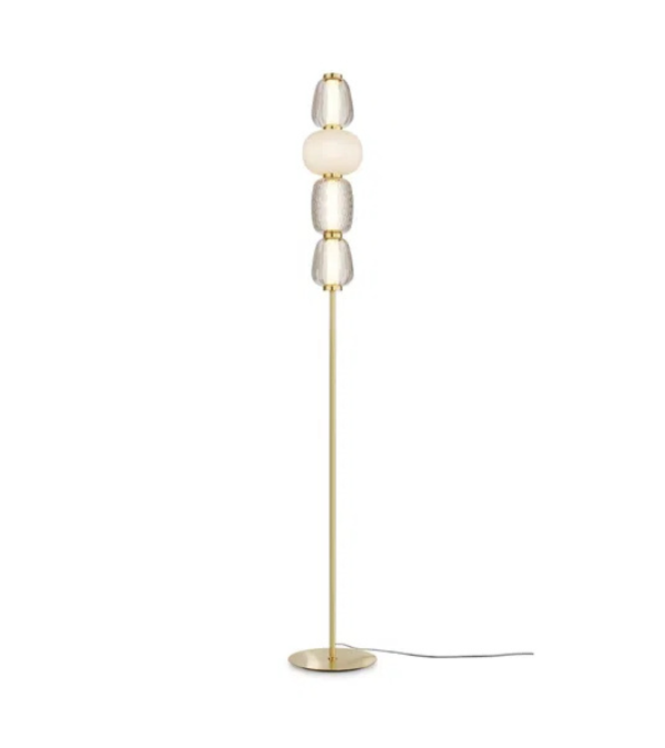 Goldene Stehlampe mit drei runden Leuchten – moderner Luxus-Stil