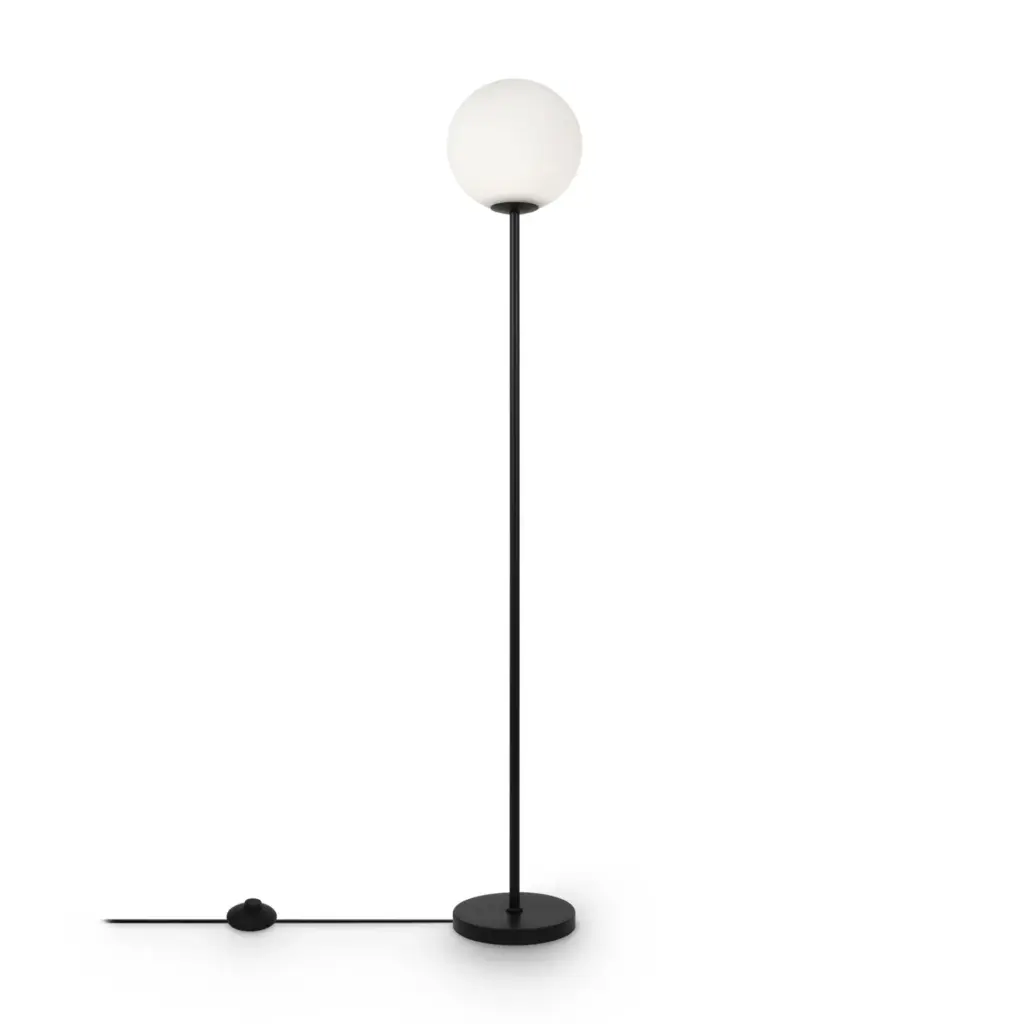 Schwarze Stehlampe mit weißem Kugelschirm – zeitloses modernes Design