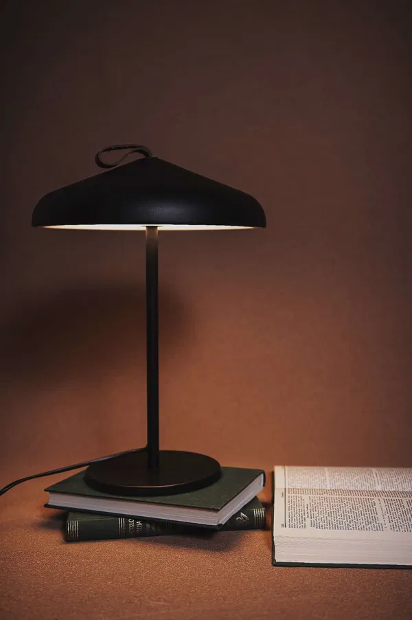 Schwarze moderne Tischlampe mit breitem Schirm – minimalistisches Schreibtischlicht