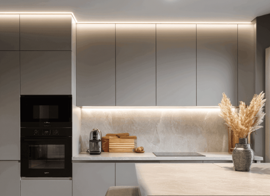 Küche mit LED-Unterbauleuchten – moderne Lichtakzente
