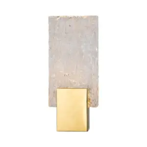 Rechteckige Betonwandleuchte mit goldener Halterung – minimalistischer Stil