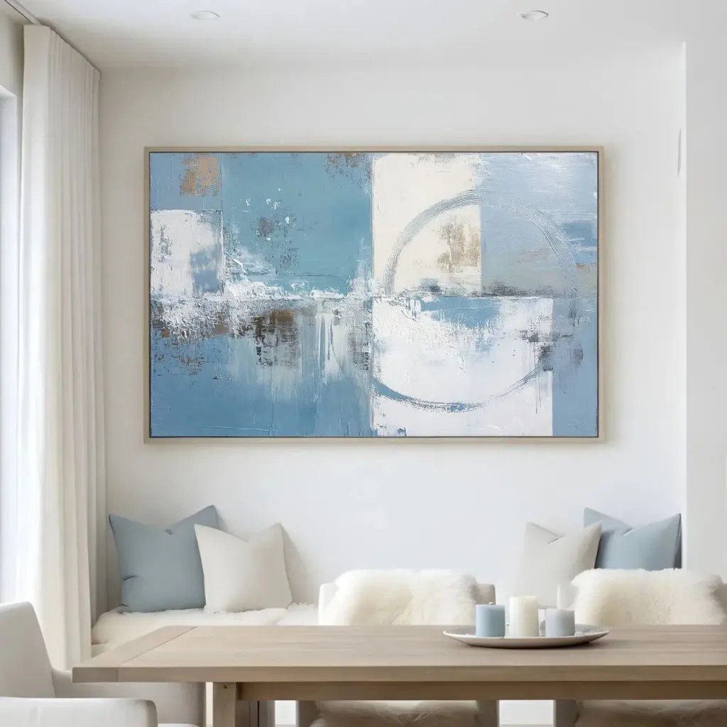 Abstraktes Wandbild in Blau- und Beigetönen über einem Sofa in einem hellen, modernen Wohnzimmer