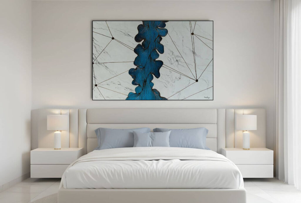 Abstraktes Wandbild mit blauen Strukturen über einem Bett in einem ruhigen und modernen Schlafzimmer