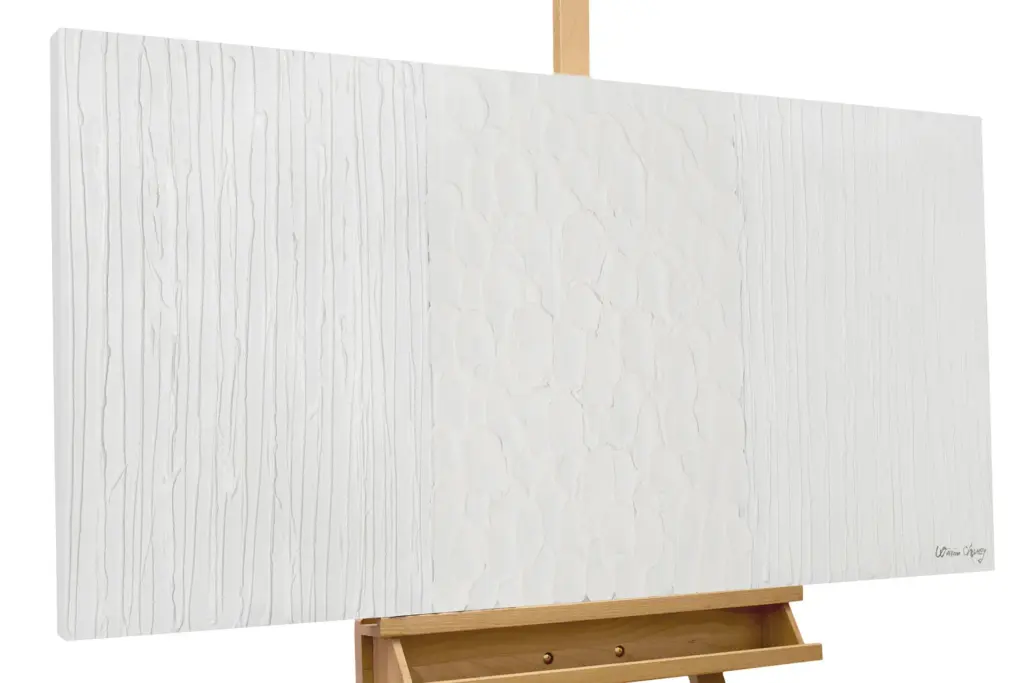 Minimalistische weiße Leinwand mit feiner Struktur auf einer Staffelei für moderne und ruhige Wohnräume