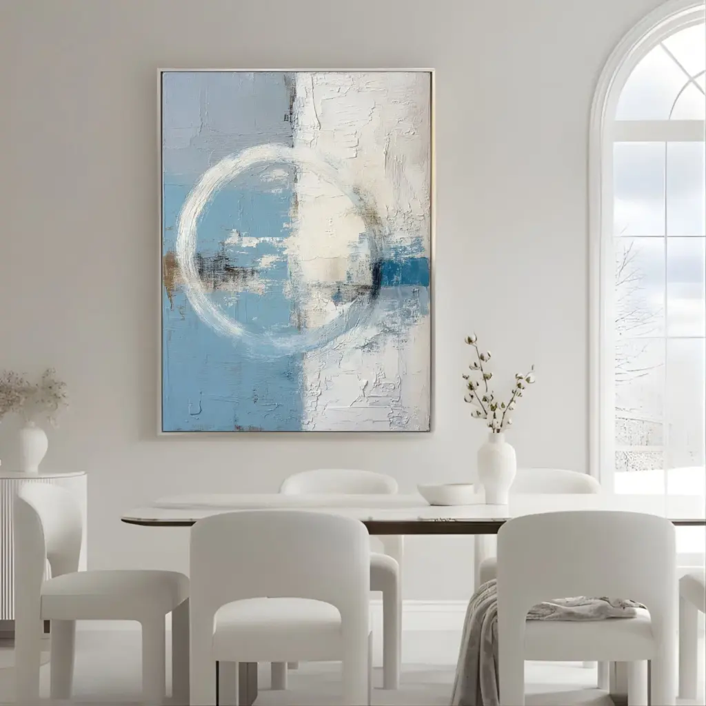 Modernes Wandbild in Blau- und Beigetönen über einem minimalistischen Esstisch in einem hellen Esszimmer