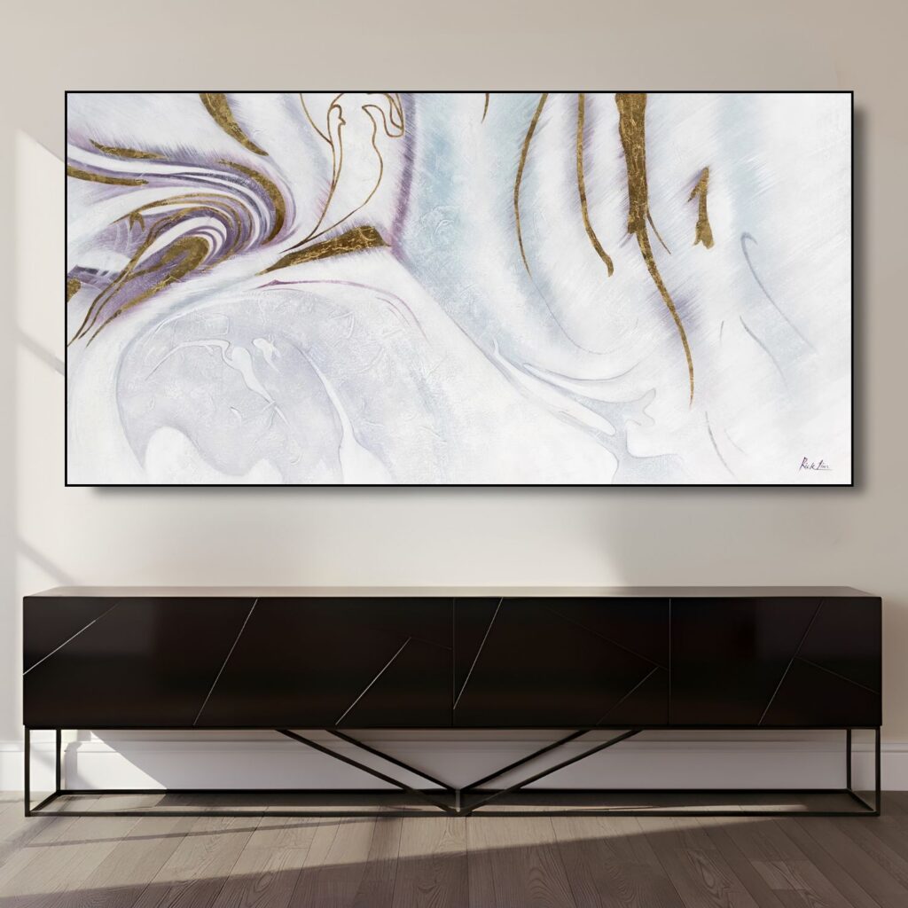Abstraktes Wandbild mit marmorierten Weiß- und Beigetönen über einem modernen TV-Board im Wohnzimmer