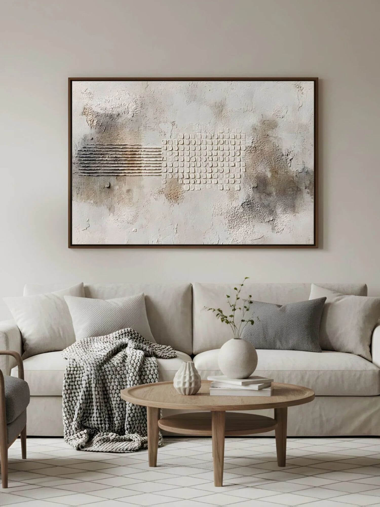 Neutrales Wohnzimmer mit einem abstrakten Kunstwerk mit horizontaler Struktur über einem beigen Sofa.