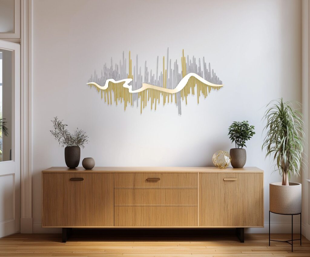 Minimalistische Wanddekoration aus Goldmetall über einem Sideboard aus Holz, modernes Innendesign mit künstlerischen Akzenten.