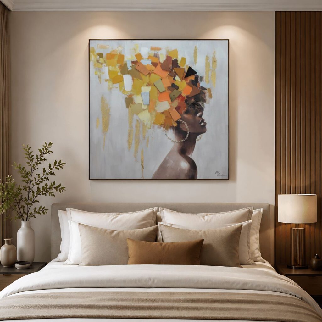 Ein großes, quadratisches Gemälde im Impasto-Stil, das eine Frau mit goldenem, abstraktem Haar zeigt und über einem minimalistischen Bett in einem modernen Schlafzimmer in neutralen Farbtönen hängt.