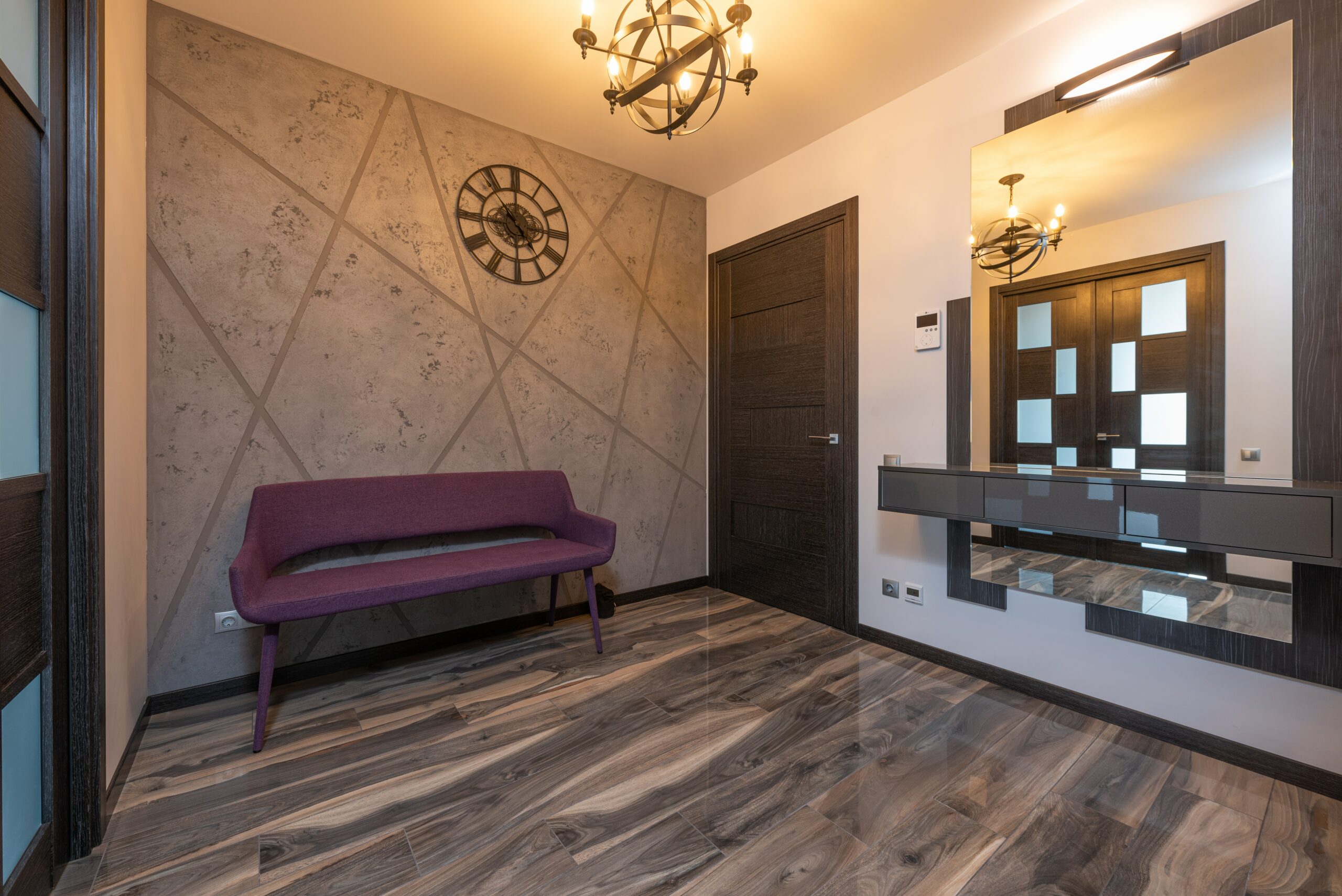 moderne wanduhr im wohnzimmer