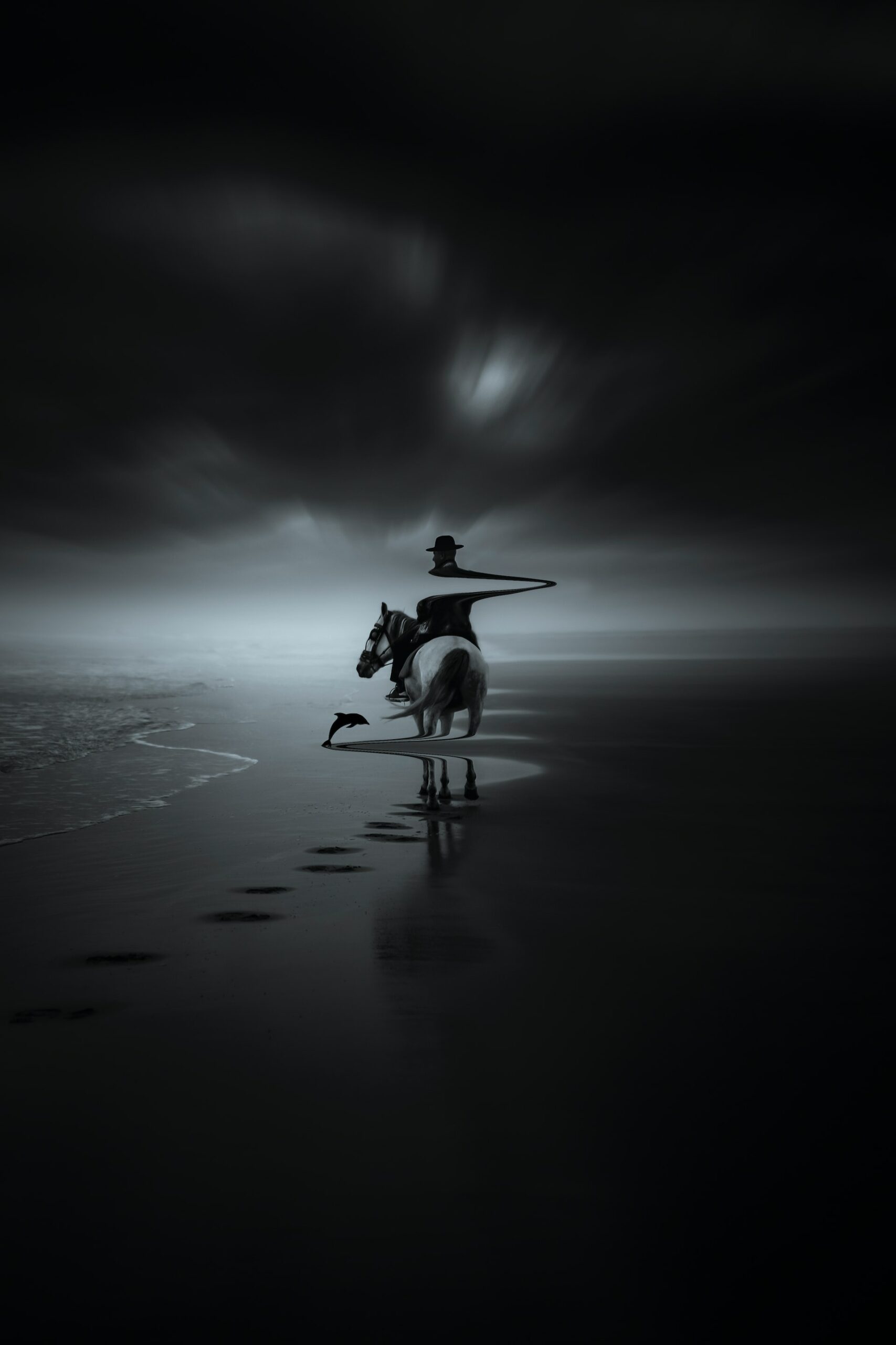 Mann reitet auf einem Pferd an einem Strand