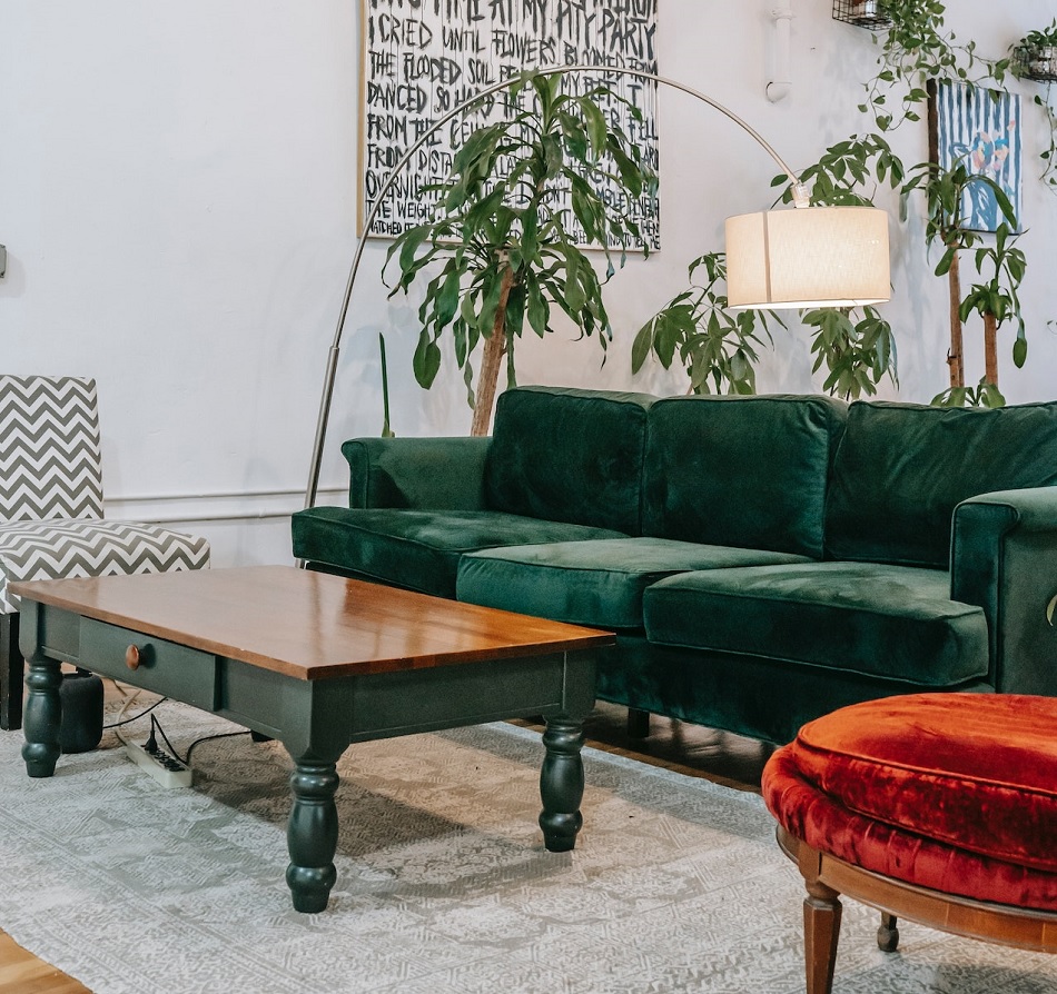 Gemütliches Wohnzimmer mit Pflanzen