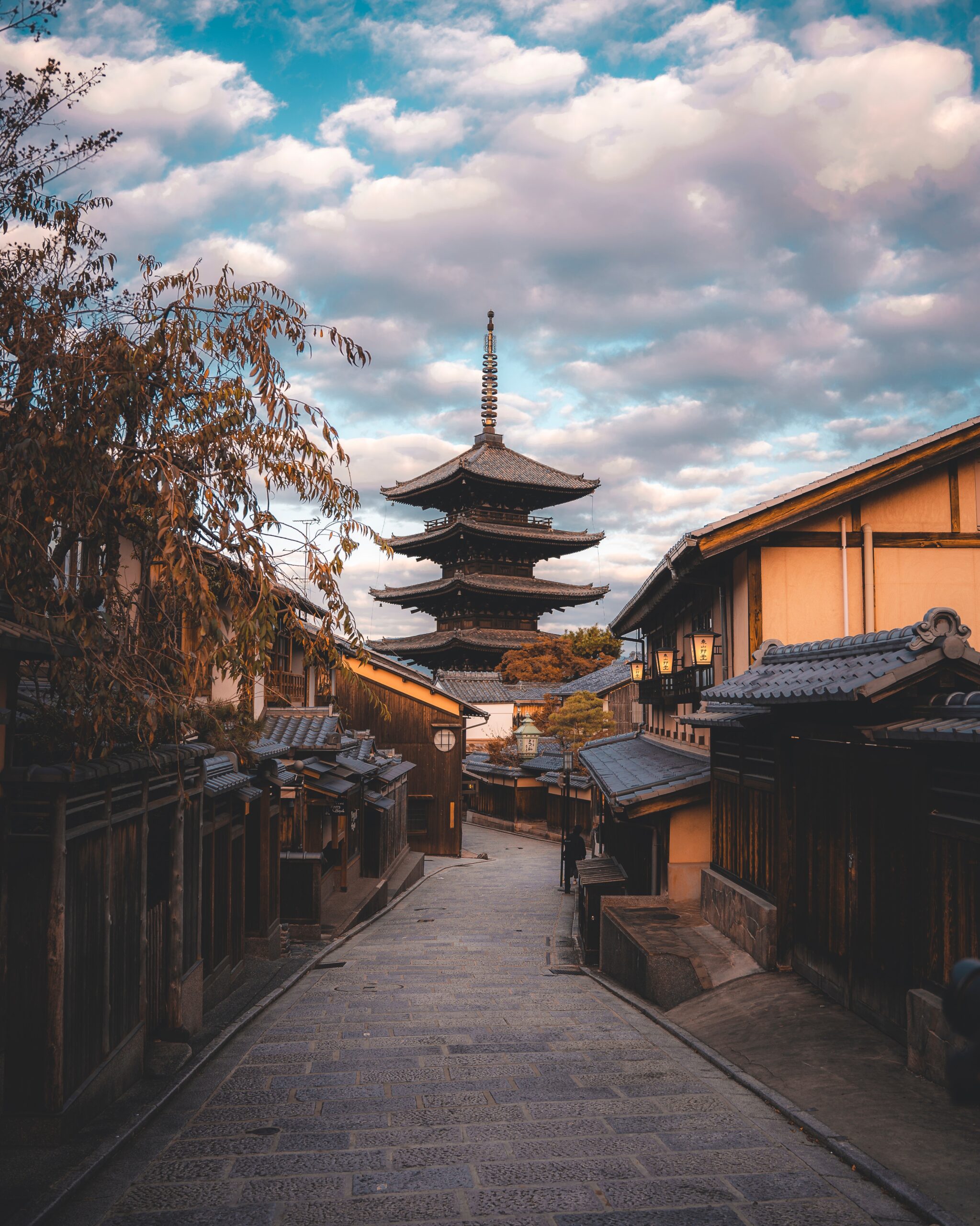 Japanischer Tempel und Haus mit Holzstrukturen