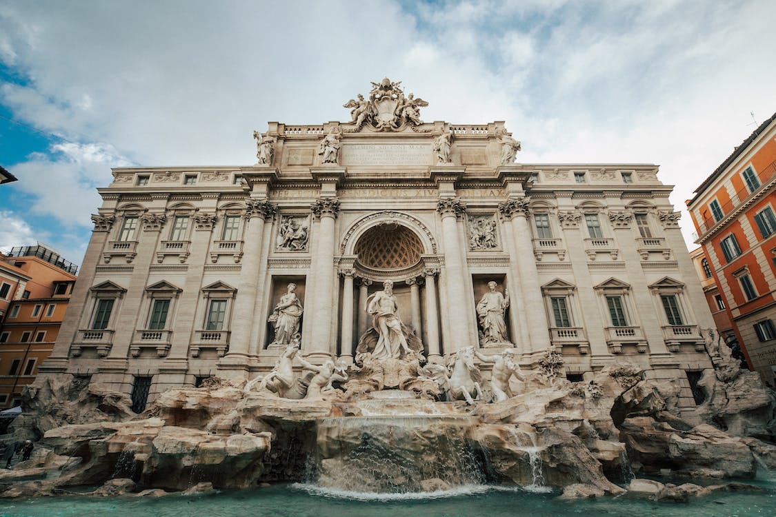 ein großartiges Beispiel barocker Skulptur in Rom, der Trevi-Brunnen in Italien